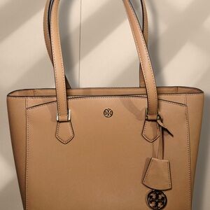 Tory Burch
Saffiano Leather Shoulder Bag